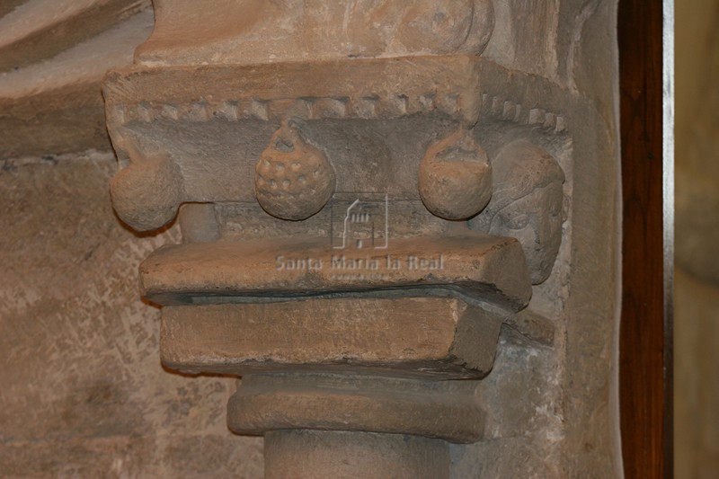 Detalle frontal de capitel con lámparas, sepulcro vacio y cabeza de ángel