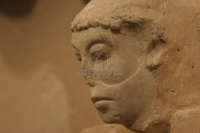 Detalle capitel con cabeza de la arqueía inferior