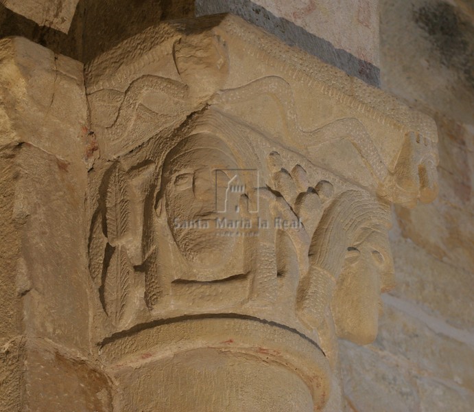 Capitel con cabeza de la arqueía inferior