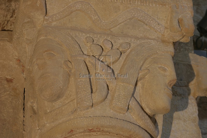 Detalle frontal de capitel con cabeza de la arqueía inferior
