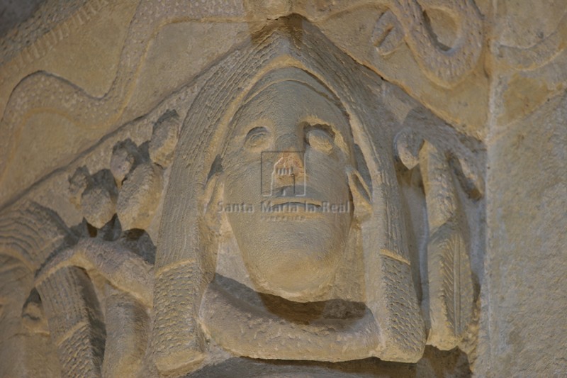 Detalle de capitel con cabeza de la arqueía inferior