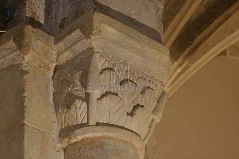 Capitel con motivos vegetales