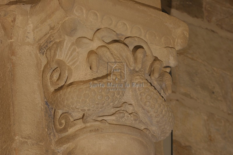 Capitel con hidras enfrentadas