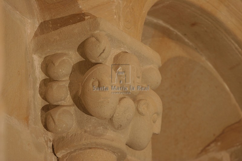 Capitel de la arquería superior del ábside