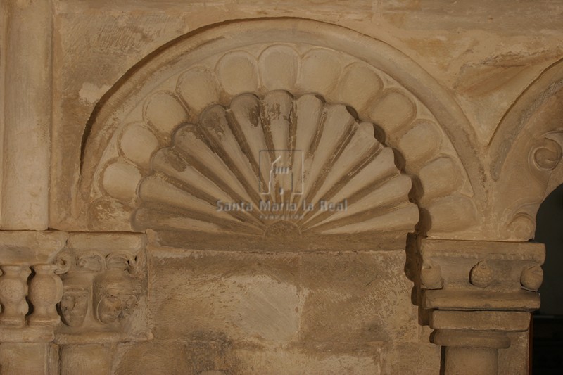 Primer arco ciego de la credencia doble del muro del presbiterio de la Epístola