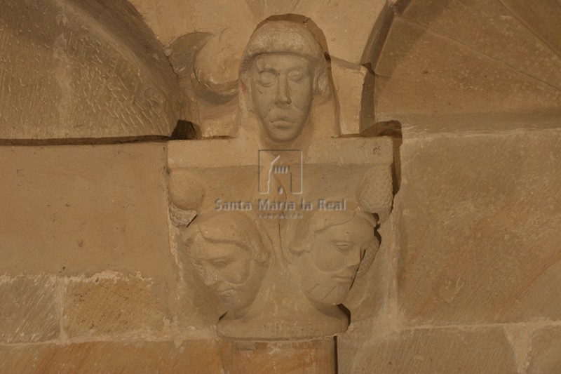 Capitel con cabezas de la arquería inferior del ábside