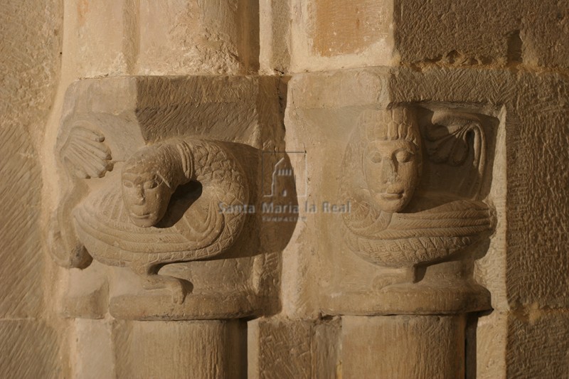 Capiteles dobles de las arcaduras o credencias desaparecidas del Evangelio