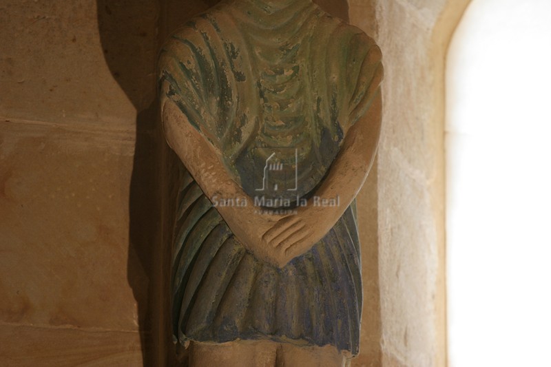 Detalle del tronco de la estatua-columna de la arquería superior