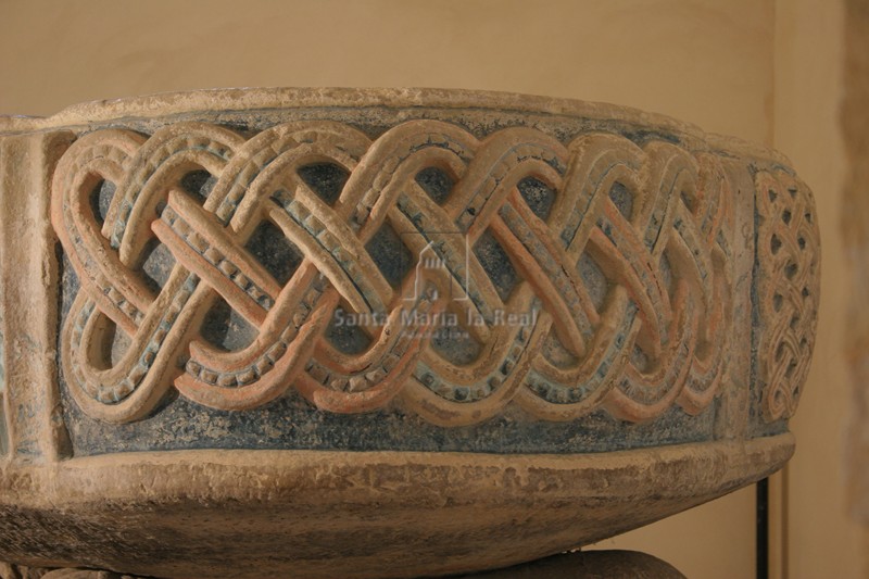 Detalle de la pila bautismal