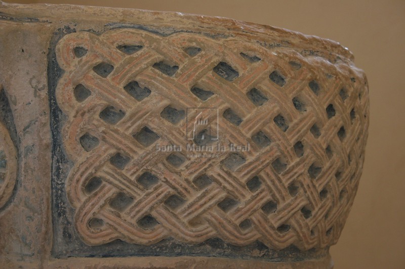 Detalle de la pila bautismal