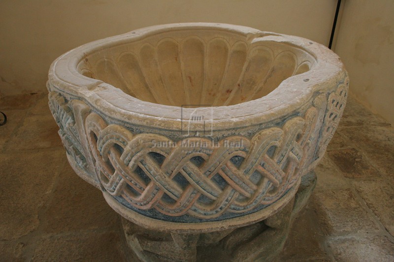 Detalle de la pila bautismal