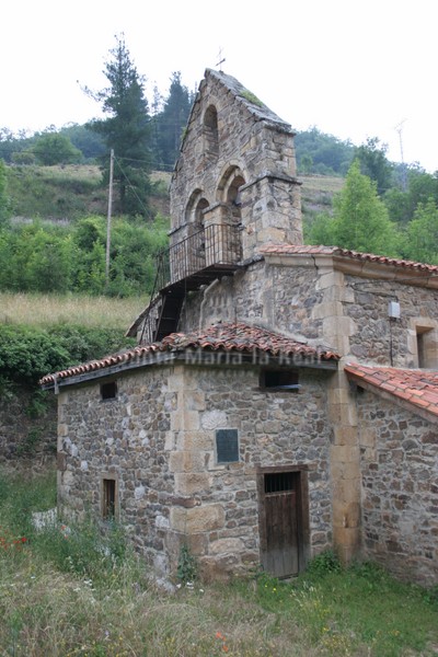 Vista parcial de la iglesia con la espadaña en primer término