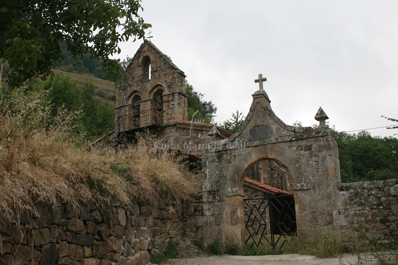 Vista de la iglesia con la espadaña en primer término