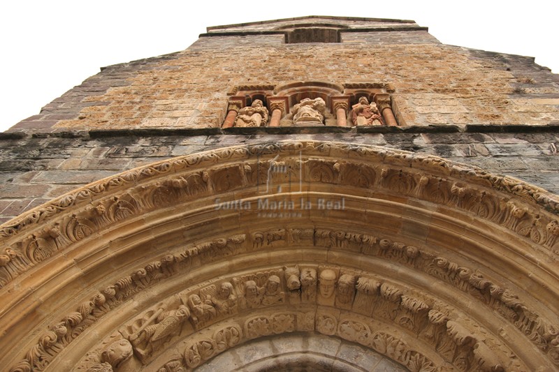 Detalle de las arquivoltas de la portada
