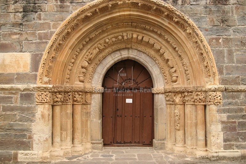Portada de arco de medio punto abocinado