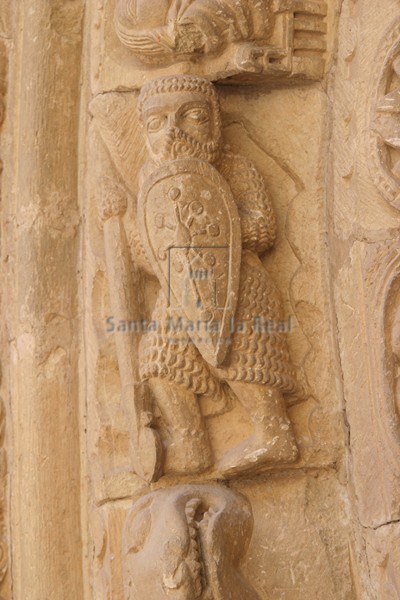 Detalle de la tercera dovela (guerrero de a pie) de la cuarta arquivolta izquierda
