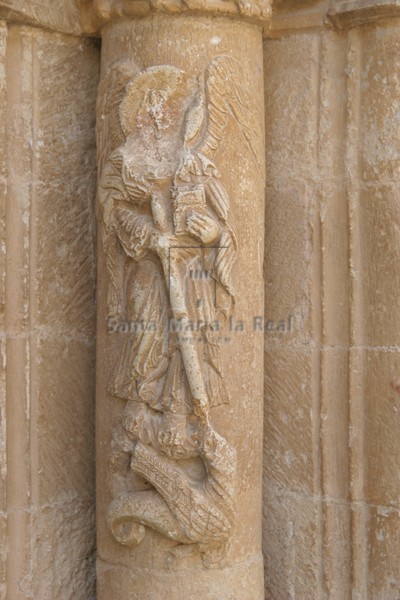 Fuste-estatua de San Miguel alanceando al dragón
