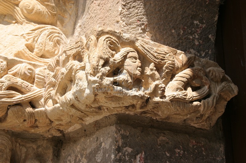 Cimacio izquierdo de la puerta. Tercera escena, arquero matando grifos