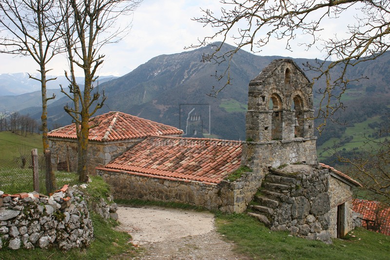 Vista de la iglesia de San Cipriano con la espadaña en primer plano