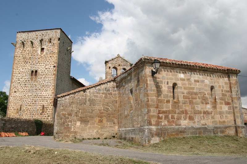 La iglesia junto a la torre medieval de los Bustamante