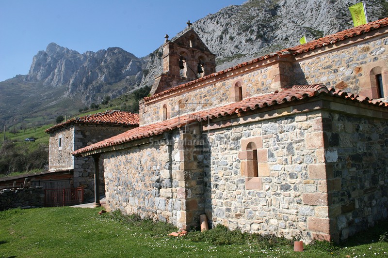 Vista de la iglesia de San Juan Bautista con la espadaña al fondo