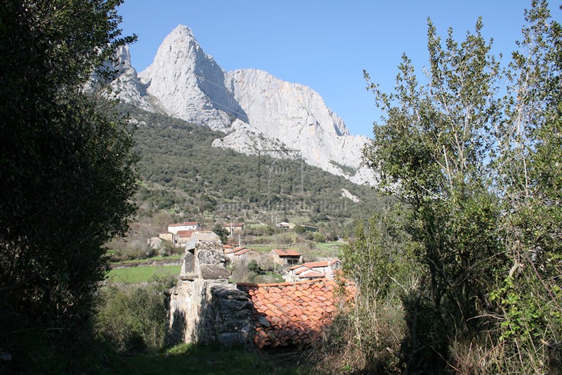 Vista de la ermita de Santa Eulalia con el pueblo al fondo