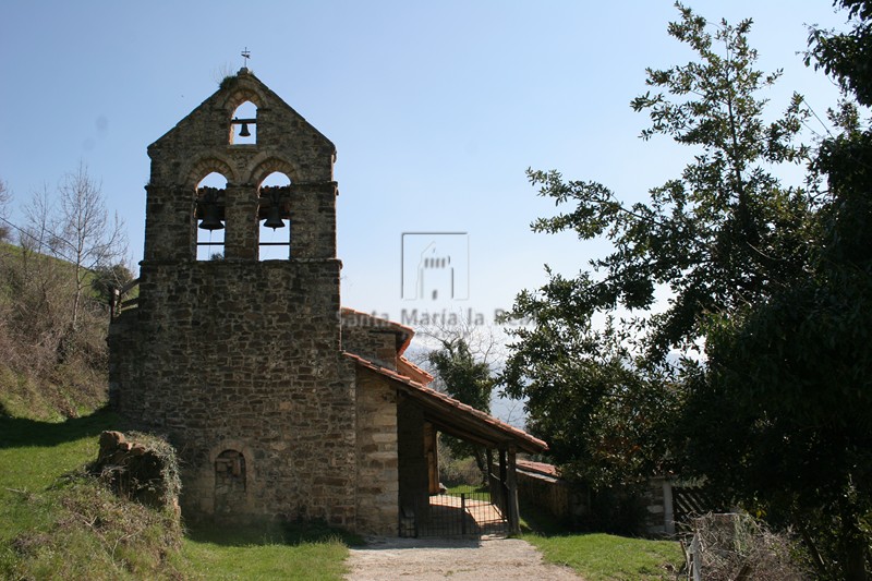 Vista general de la iglesia de San Martín Obispo con la espadaña en primer termino