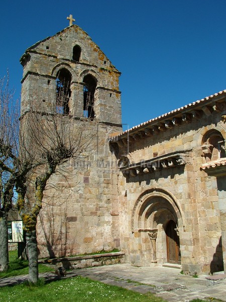 Vista general de la espadaña y la portada