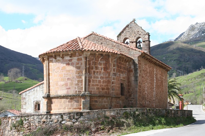 Vista de la iglesia de Santa Juliana con el abside en primer plano