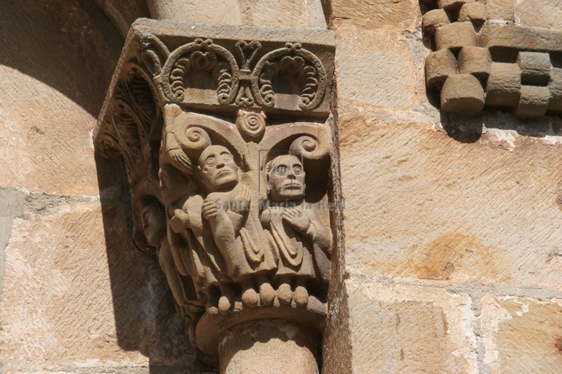 Capitel derecho de la ventana izquierda del ábside