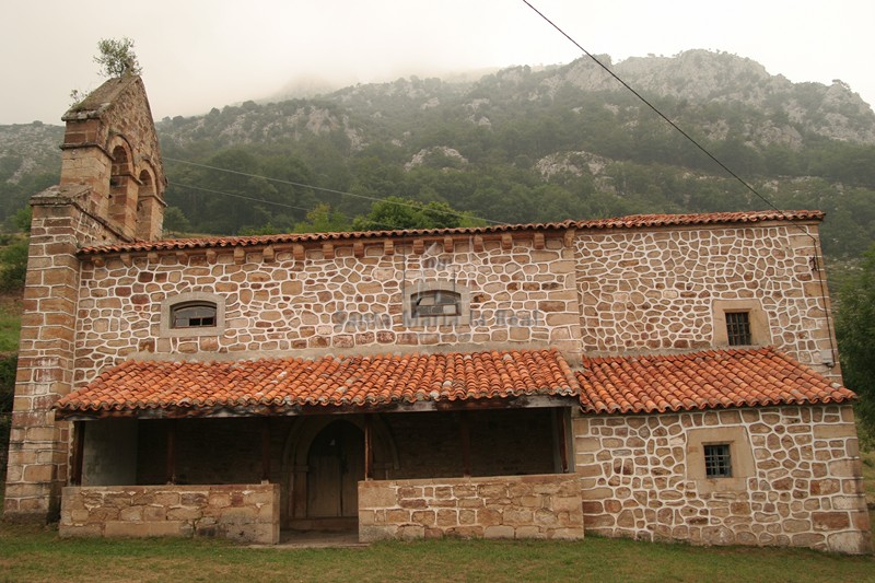 Vista de la iglesia de San Andrés con la torre de espadaña simple, con dos troneras