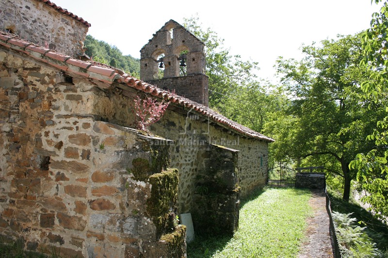 Vista de la iglesia de Santa Eulalia con la espadaña al fondo