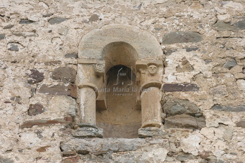Ventana colocada en el ábside de la iglesia de San Sebastián o de Santa Cruz