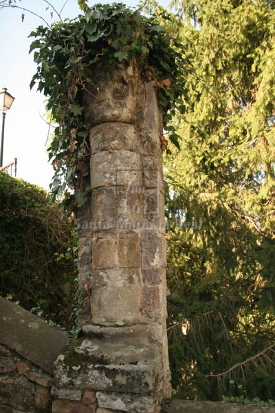 Columna del viejo ábside colocada en la pared de la escalera