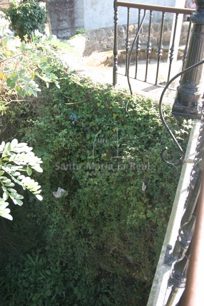Columna del viejo ábside colocada en la pared de la escalera