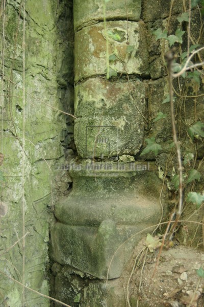 Aspecto de la columna exterior izquierda del ábside, in situ todavía