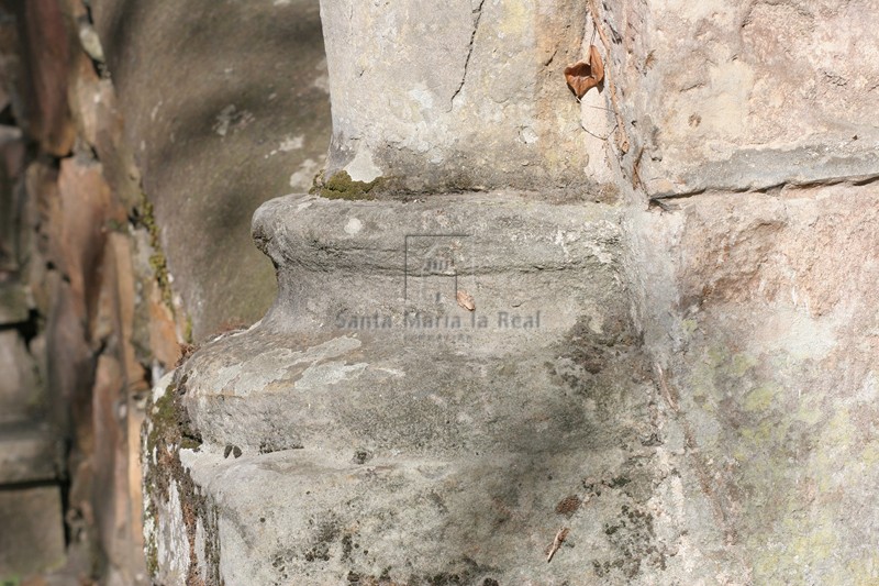 Detalle de la basa de una de las columnas del ábside reubicada en una escalera