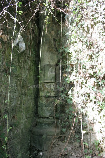Detalle de la basa de una de las columnas del ábside