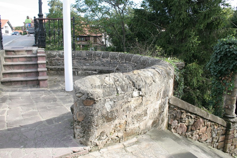 Curvatura del ábside, con banquete de asiento actual