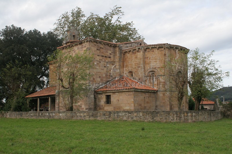 Vista general de la iglesia desde el este