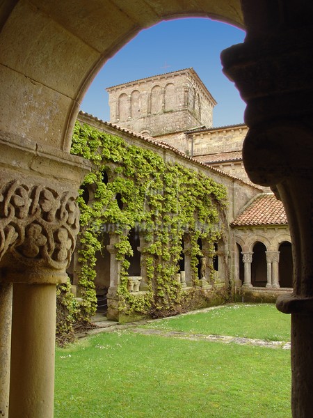 Vista parcial del claustro con arquería en primer término