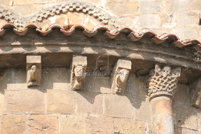 Cornisa del ábside