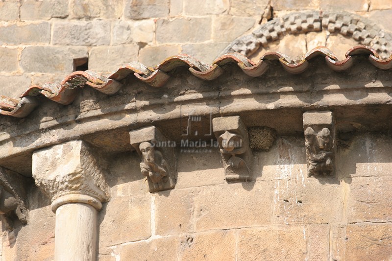 Cornisa del ábside