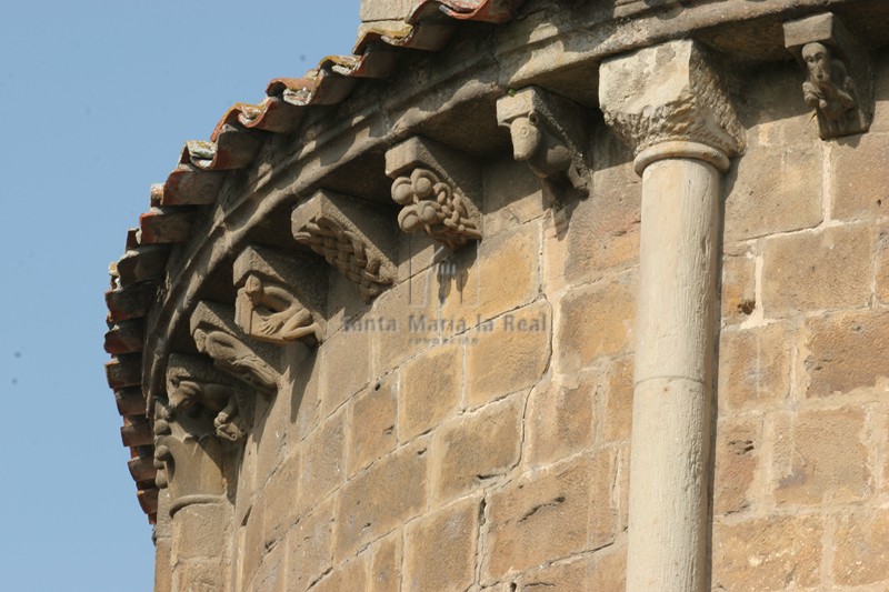 Cornisa del ábside