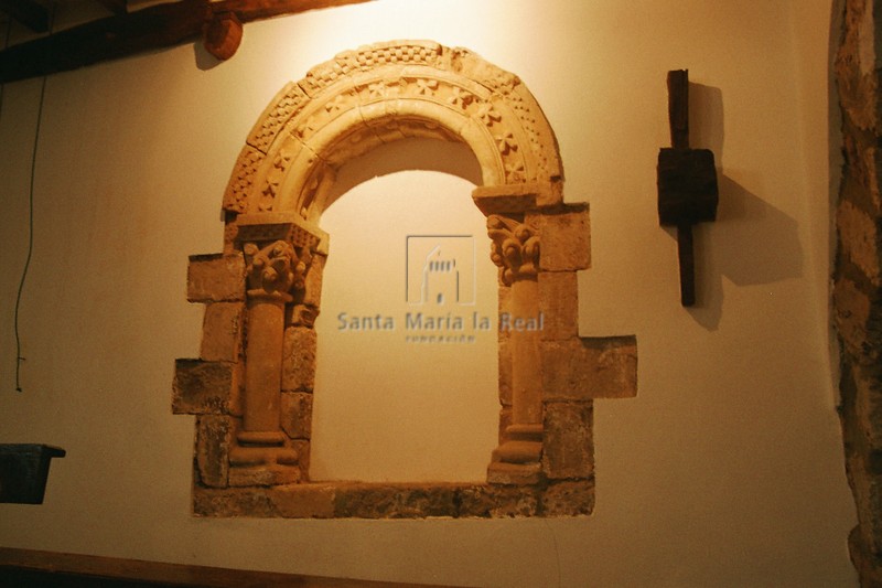 Ventana románica aparecida en el muro oeste de la iglesia