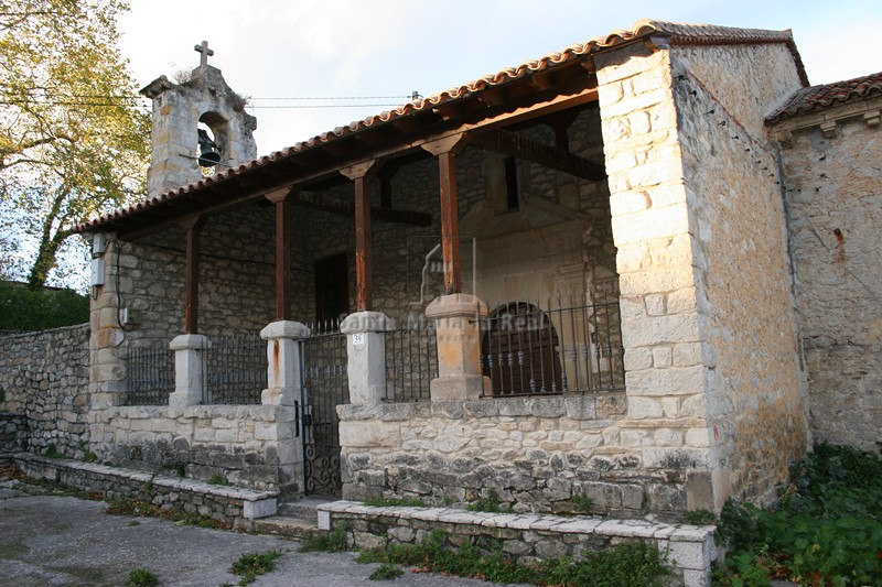 Vista general de la iglesia con el pórtico en primer término