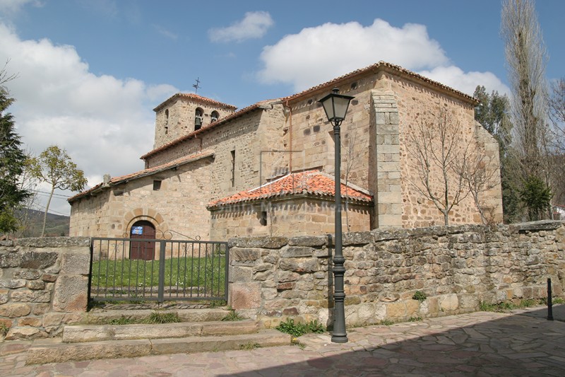 Aspecto general de la iglesia al exterior Aspecto general de la iglesia al exterior