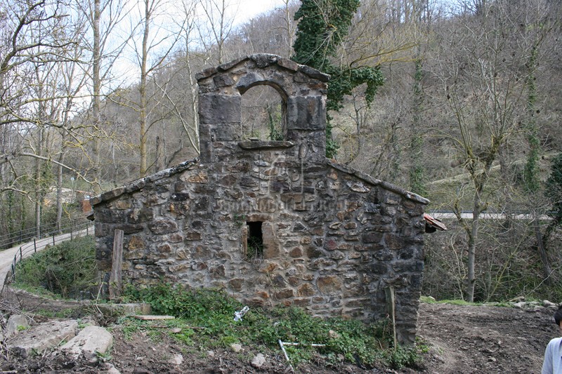 Vista de la ermita con la espadaña en primer plano