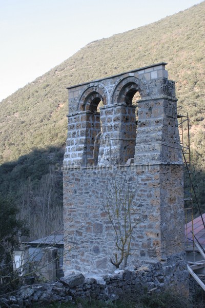 Espadaña del cementerio durante su restauración