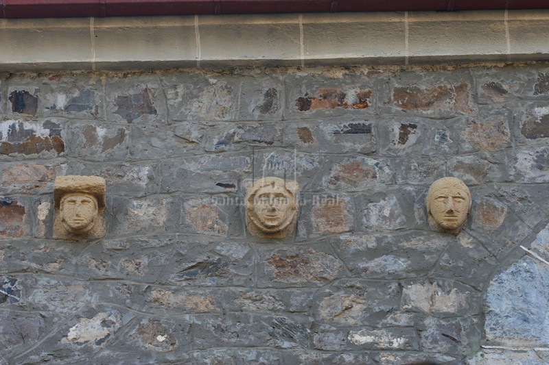 Canecillos recolocados en el muro de la iglesia nueva de San Vicente Mártir